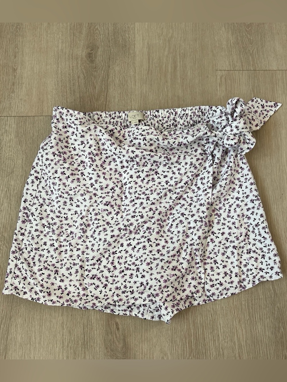 LOFT ditsy floral wrap skort size medium